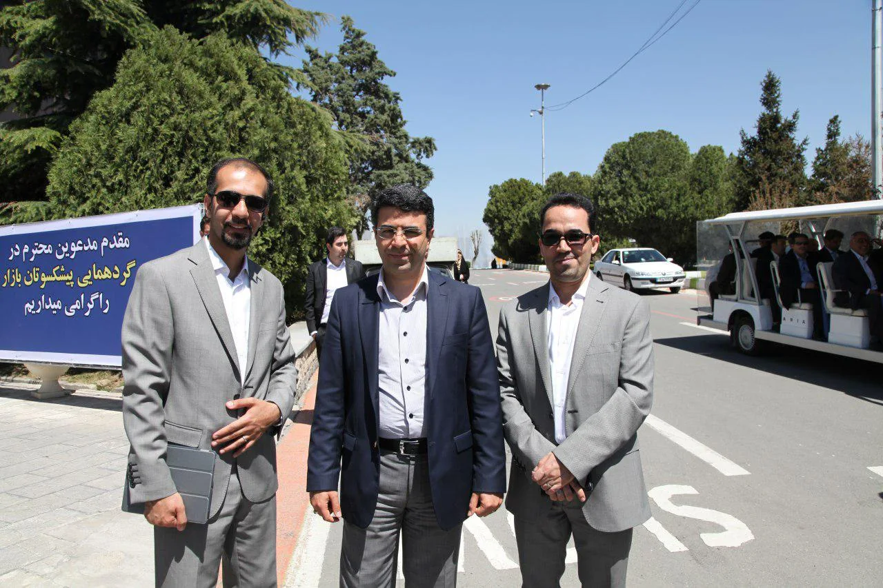 تصویر یادگاری در مراسم رونمایی کتاب تاریخ بازار سرمایه در کنار دکتر علی سعیدی