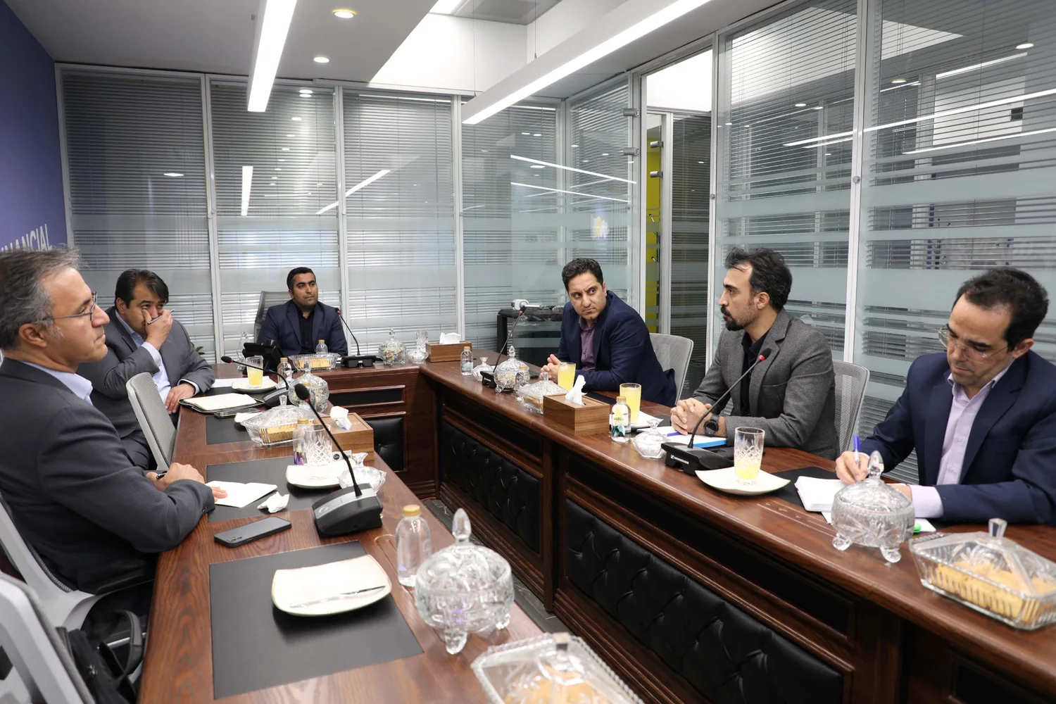 جلسه مدیریتی در گروه صنعتی انتخاب